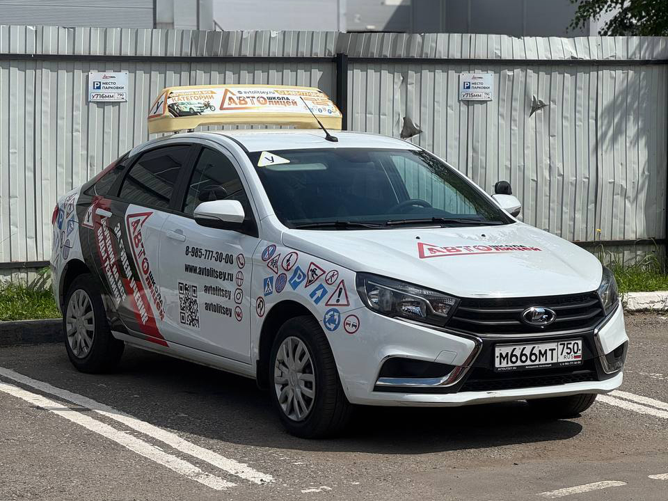 Lada Vesta М666МТ