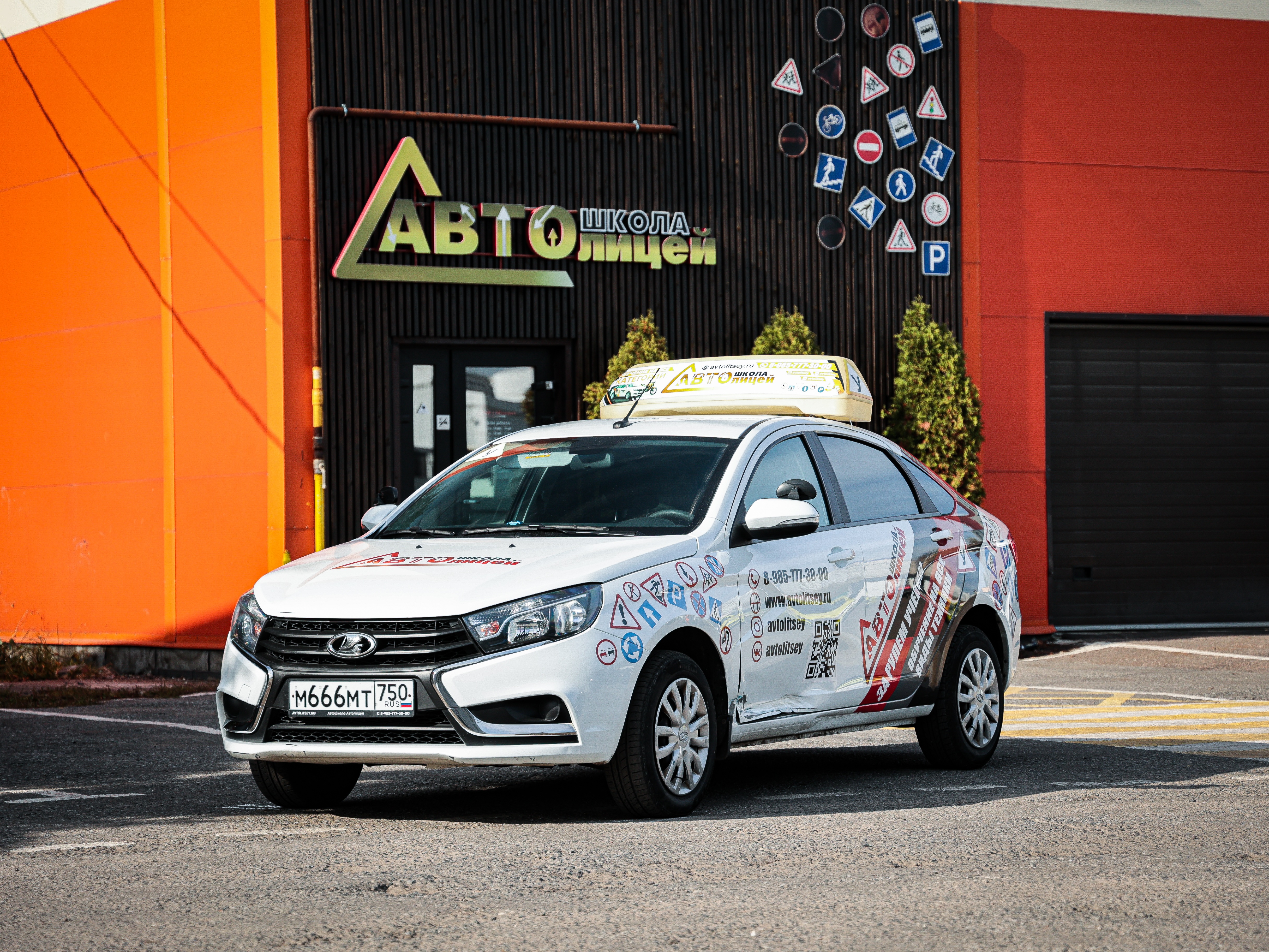 Lada Vesta М666МТ